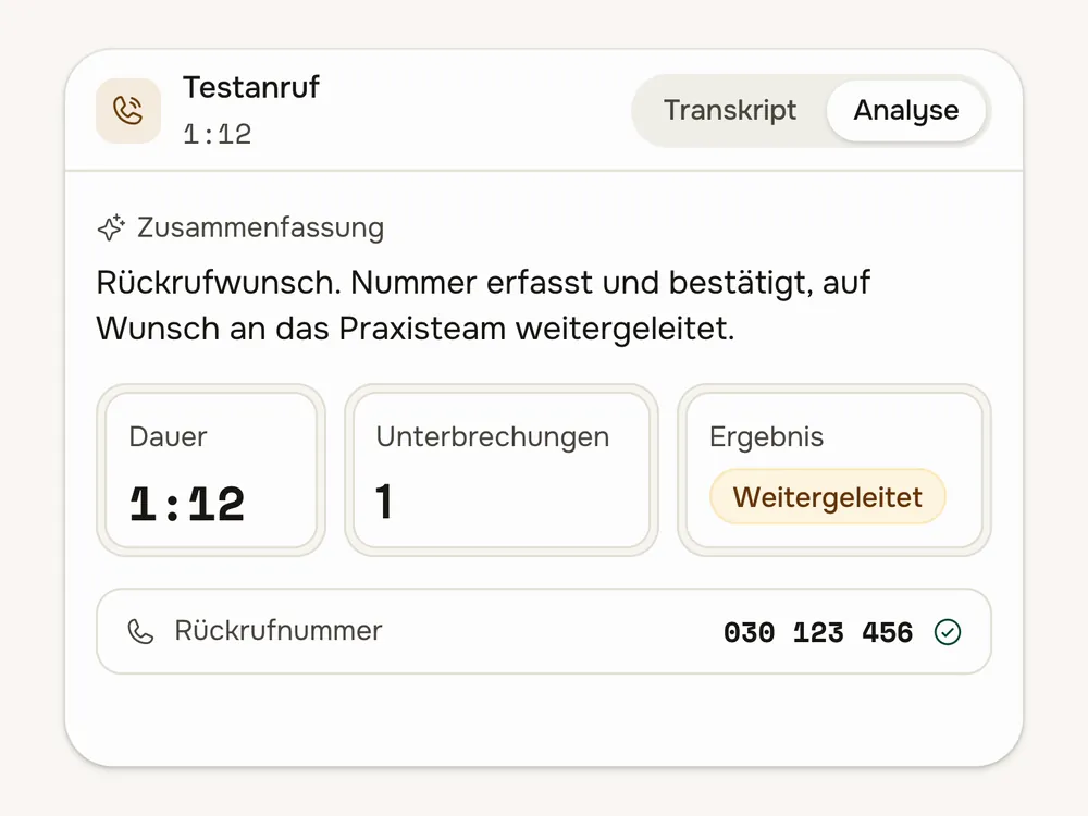 Ein Testanruf: Der Anrufer unterbricht den Assistenten, nennt seine Rufnummer und lässt sich weiterverbinden, danach die Auswertung